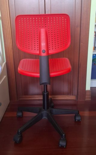 Silla de escritorio roja y negra