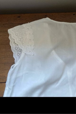 Blusa blanca con puntillas. De algodón