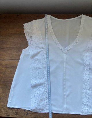 Blusa blanca con puntillas. De algodón