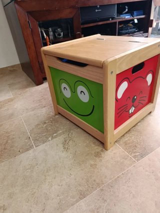 Caja de madera infantil con tapa tipo baúl