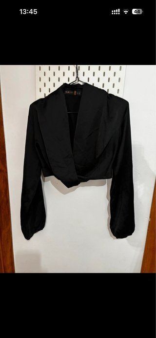 Blusa negra corta satinada