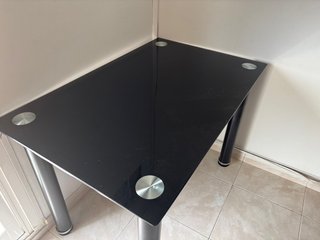 Mesa de cristal negra con patas metálicas