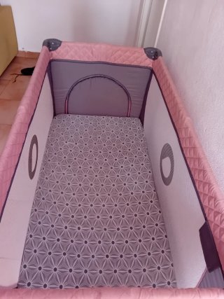 Cuna de viaje rosa Lionelo