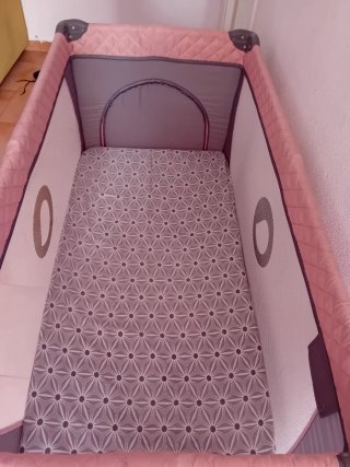 Cuna de viaje rosa Lionelo