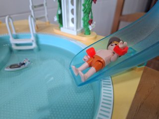 Piscina Playmobil con tobogán y accesorios