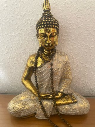 Figura Buda Sentado Dorado con Collar