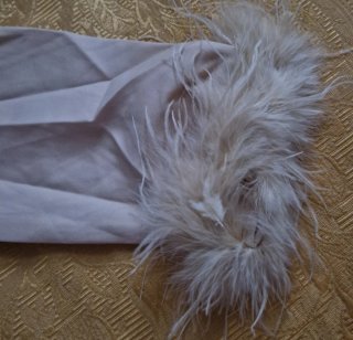 Vestito donna elegante beige con piume