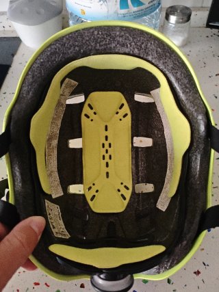 Casco infantil amarillo y negro