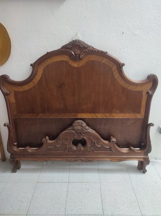 Cabezal de cama antiguo de madera
