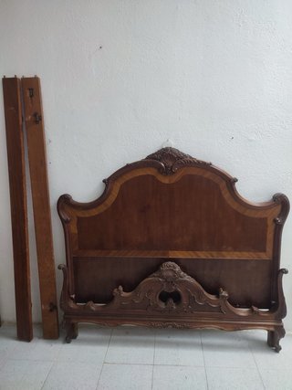 Cabezal de cama antiguo de madera