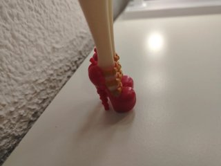 Muñeca rubia con vestido rosa y rojo