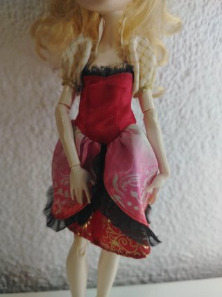 Muñeca rubia con vestido rosa y rojo