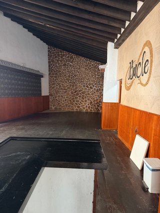 Se alquila local en Bollulos par del condado..