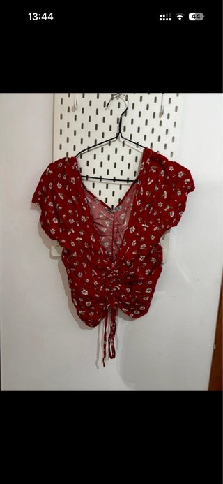 Blusa roja con estampado floral