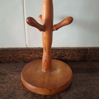 Colgador de tazas de madera