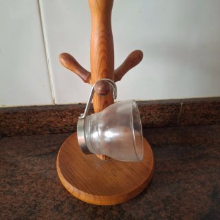 Colgador de tazas de madera