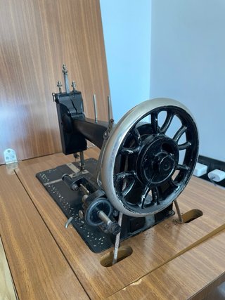 Máquina de coser antigua de madera y metal