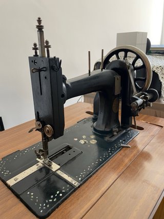Máquina de coser antigua de madera y metal