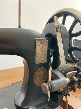 Máquina de coser antigua de madera y metal