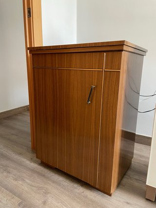 Máquina de coser antigua de madera y metal