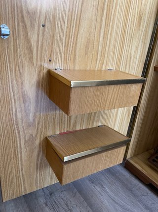 Máquina de coser antigua de madera y metal