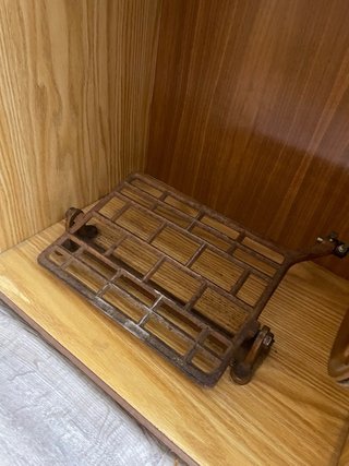 Máquina de coser antigua de madera y metal
