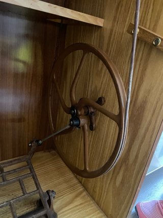 Máquina de coser antigua de madera y metal