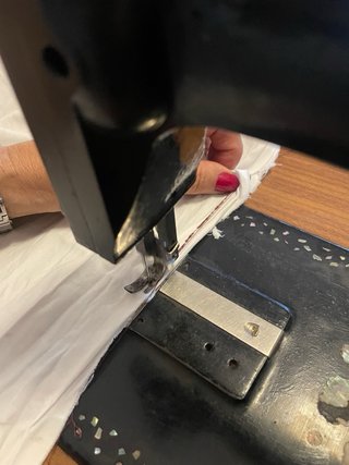 Máquina de coser antigua de madera y metal