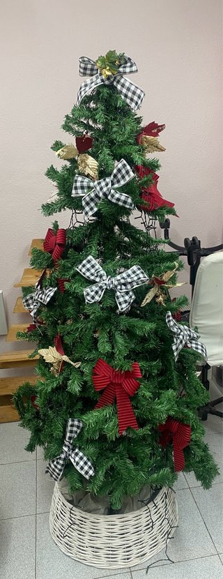 Árbol de Navidad decorado con luces
