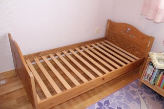Cama y muebles dormitorio infantil de madera