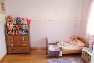 Cama y muebles dormitorio infantil de madera