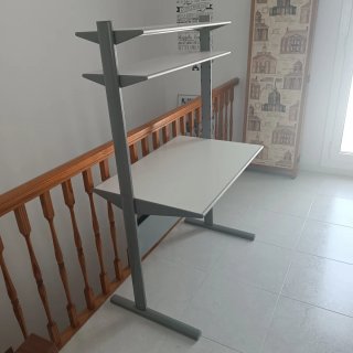 Mesa de ordenador con 2 estantes