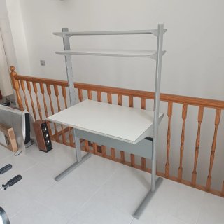 Mesa de ordenador con 2 estantes