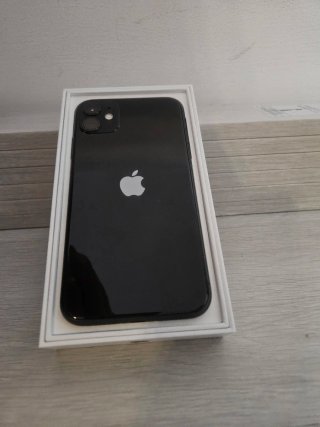 iPhone 11 Negro + 2 Carcasas
