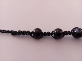 Braccialetto macramè con perline nere artigianale