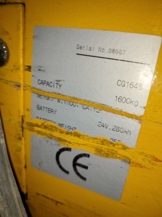 Apilador eléctrico averiado