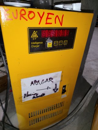 Apilador eléctrico averiado