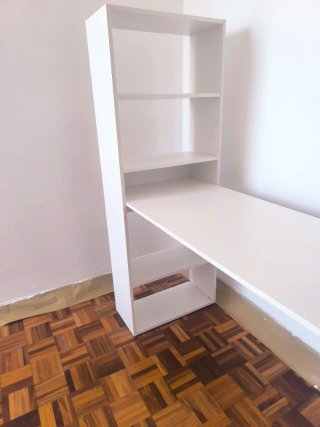 Escritorio blanco con baldas