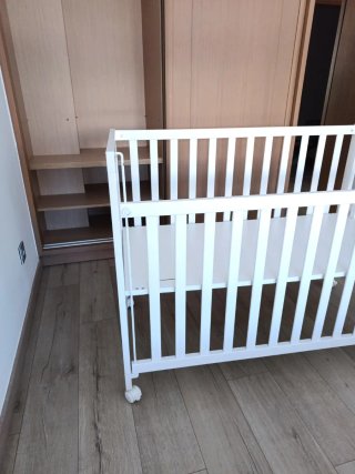 Cuna de madera con altura regulable