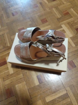 Sandalias cuña doradas y marrones