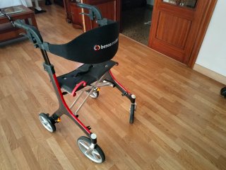 Andador 4 ruedas con asiento y frenos