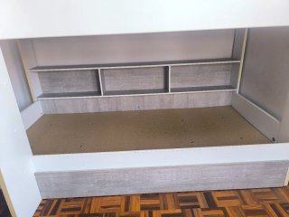 Litera blanca con estantería