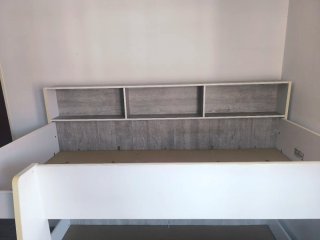 Litera blanca con estantería