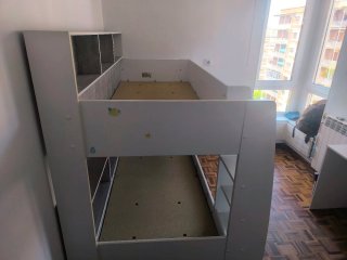 Litera blanca con estantería