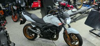 Suzuki GSR600 Naked Blanca y Dorada
