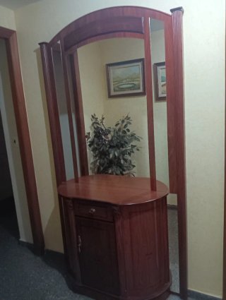 Mueble recibidor de madera con espejo, negociable