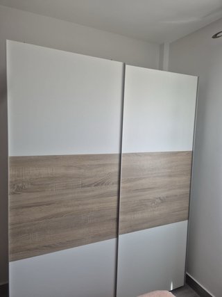 Armario puertas correderas madera y blanco