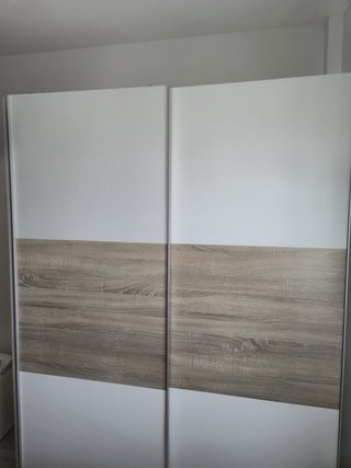 Armario puertas correderas madera y blanco