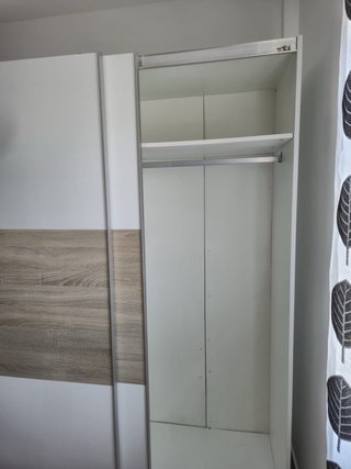 Armario puertas correderas madera y blanco