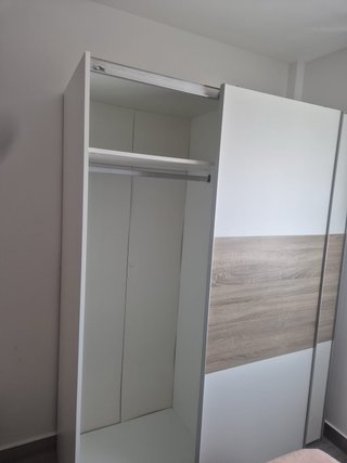 Armario puertas correderas madera y blanco